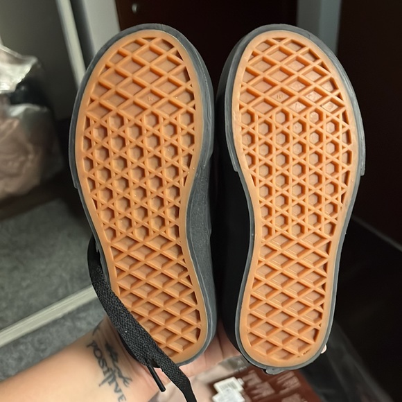 Vans - Picture 2 of 4